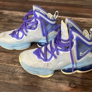 Nike LeBron 19 Aura/ Citron Tint Worn Blue Youth 3.5 Basketball
Shoes